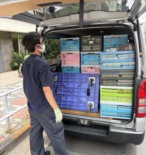 千代田区の事業所移転に伴う本の買取で、ハイエースに大量のカゴを積み込んだ様子