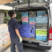 千代田区の事業所移転に伴う本の買取で、ハイエースに大量のカゴを積み込んだ様子