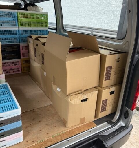 八王子市の出張買取で段ボールとオリコンに入れた大量の書籍を車両へ積載した様子