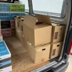 八王子市の出張買取で段ボールとオリコンに入れた大量の書籍を車両へ積載した様子