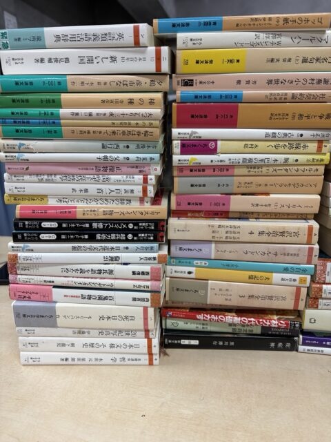 大学教授が所有していた岩波文庫や思想・哲学書が机の上に並べられ、出張買取の査定前に確認している様子。専門書や学術書が多数写っている。