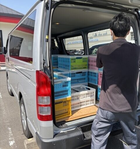 中野区の戸建て住宅で大学教授の蔵書整理を行い、岩波文庫や思想・哲学書約40カゴをハイエースへ積み込む出張買取スタッフの様子。