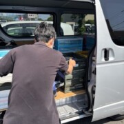 退去日が近い遺品整理にも対応。スタッフ2名でマンション7階から大量の蔵書を搬出し、迅速に積み込みを完了しました。