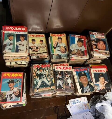 床に年代別に並べられた昭和30～40年代の週刊ベースボール約400冊