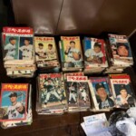 床に年代別に並べられた昭和30～40年代の週刊ベースボール約400冊