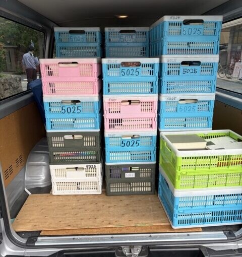 国分寺市で大学准教授から買取した経済書や専門書を積んだハイエースの荷室