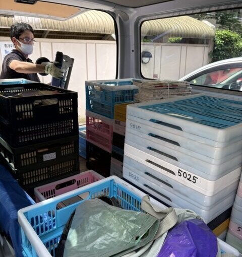 府中市の遺品整理でサブカル関係の本をハイエースに積み込んでいる様子
