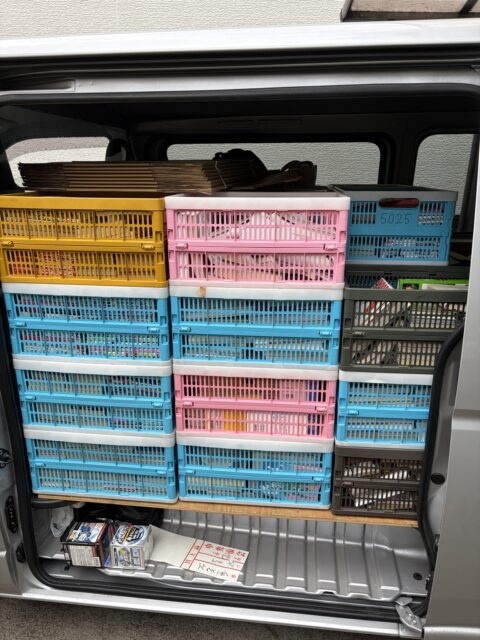 府中市で買取したサブカル関係の本がハイエースの荷室いっぱいに積まれた状態