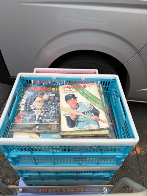 遺品整理で買取した昭和30~40年代の週刊ベースボールが入った青いオリコン