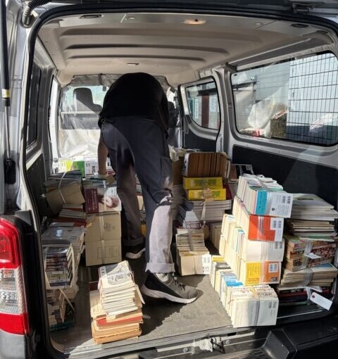 武蔵野市の遺品整理で買取した日本文学や専門書をハイエースへ積み込む出張買取スタッフ