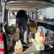 武蔵野市の遺品整理で買取した日本文学や専門書をハイエースへ積み込む出張買取スタッフ
