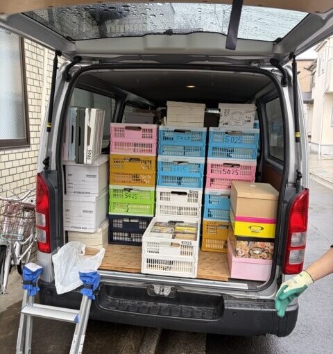 遺品整理で発生した大量の蔵書を、建物2階から搬出し、すべて回収しました。