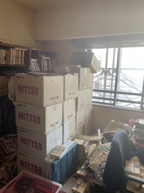 国立市のマンションで大型書斎から箱詰めして搬出する大量の古本
