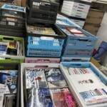 買取した本が入ったカゴが倉庫内に積み上げられている様子。