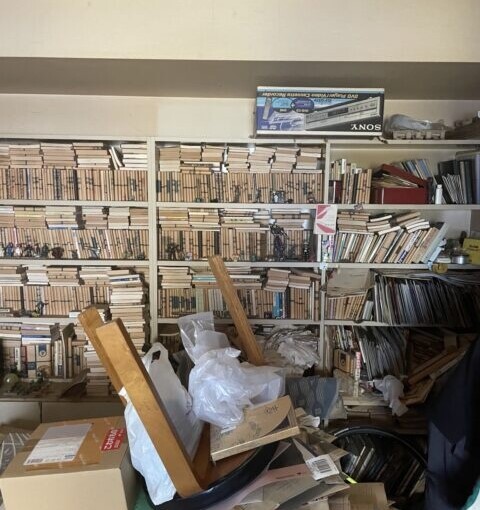 国立市の大型書斎で壁一面の本棚に大量の古本が収蔵されている様子