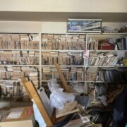 国立市の大型書斎で壁一面の本棚に大量の古本が収蔵されている様子