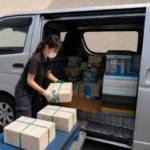 武蔵野市の出張買取で単行本や雑誌を車両へ積み込むスタッフ