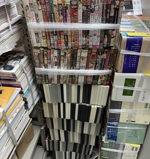 中野区で出張買取した大量のCDとDVDのまとまり