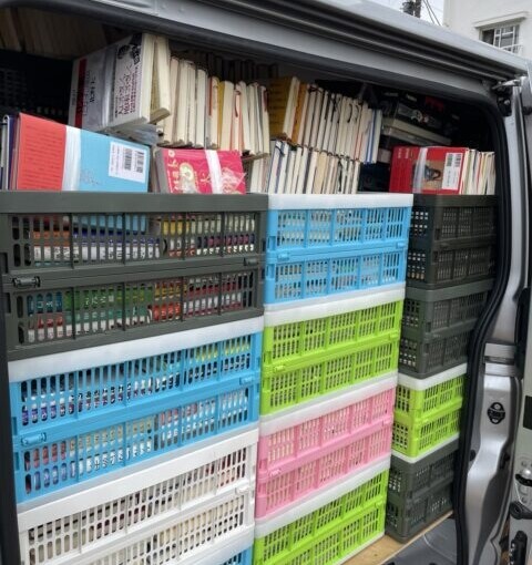 杉並区のマンション7階から3名で搬出した大量の専門書とビジネス書を積んだハイエース