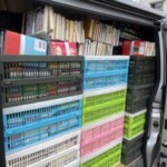 杉並区のマンション7階から3名で搬出した大量の専門書とビジネス書を積んだハイエース