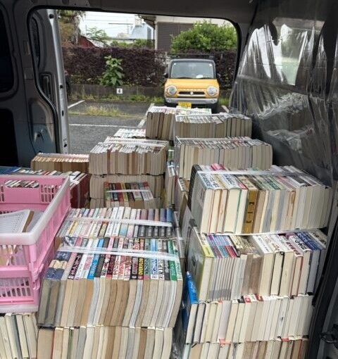所沢市で出張買取した本約800冊とCD・DVD約200点を車に積み込んだ様子